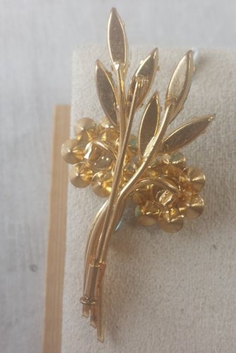 Ancienne belle broche, décor strass, en métal doré, vintage