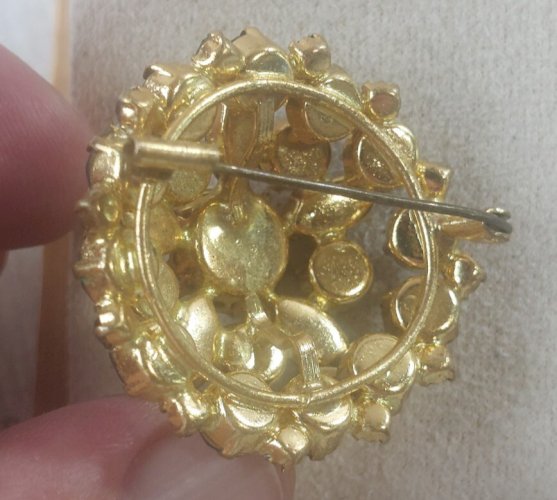 Ancienne belle broche, décor strass, en métal doré, vintage