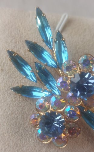 Ancienne belle broche, décor strass, en métal doré, vintage