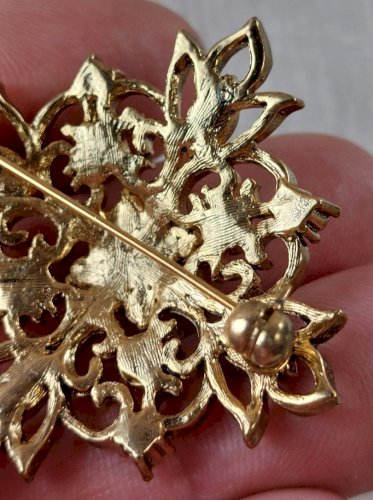 Ancienne belle broche, décor strass, en métal doré, vintage