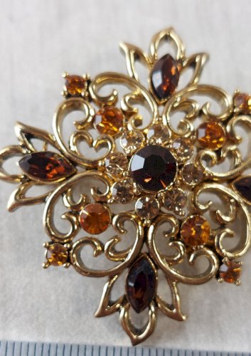 Ancienne belle broche, décor strass, en métal doré, vintage