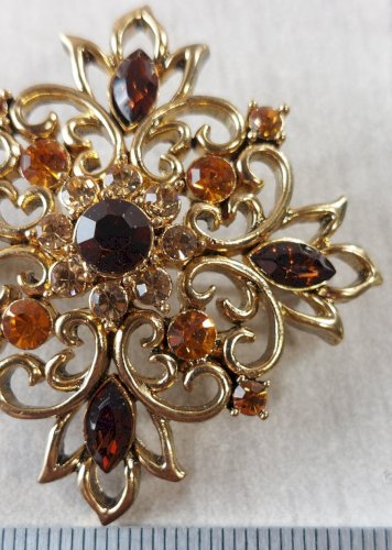 Ancienne belle broche, décor strass, en métal doré, vintage