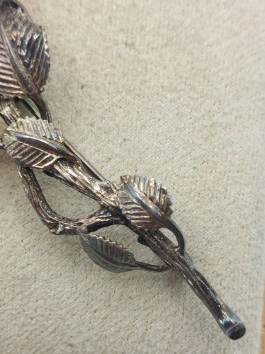 Ancienne belle broche, en argent massif et ambre, forme roses