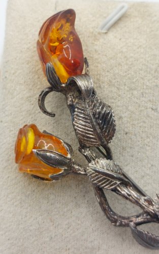 Ancienne belle broche, en argent massif et ambre, forme roses