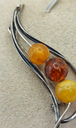 Ancienne belle broche, en argent massif et ambre