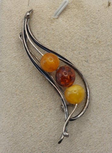 Ancienne belle broche, en argent massif et ambre