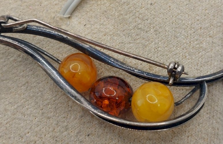 Ancienne belle broche, en argent massif et ambre