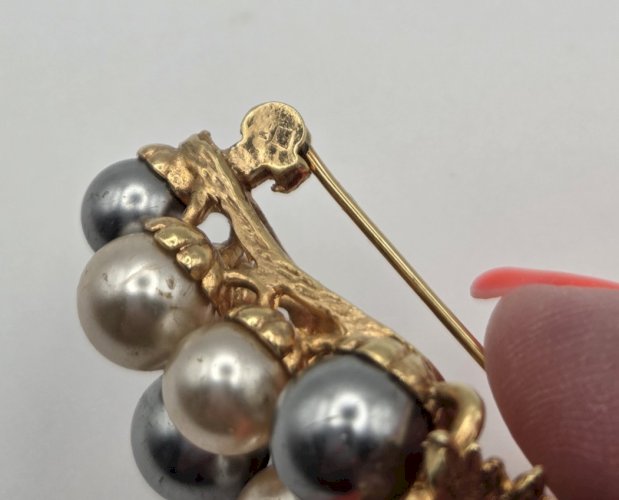 Ancienne belle broche, forme grappe de raisin, en plaqué or