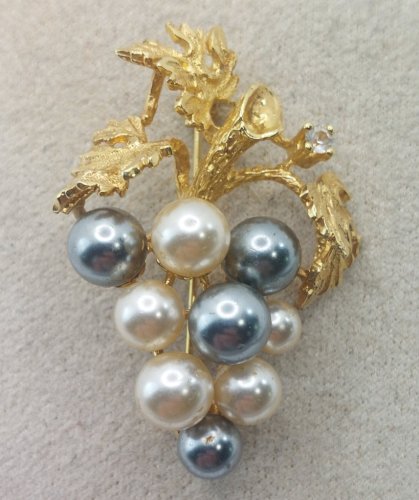 Ancienne belle broche, forme grappe de raisin, en plaqué or
