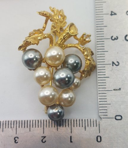 Ancienne belle broche, forme grappe de raisin, en plaqué or