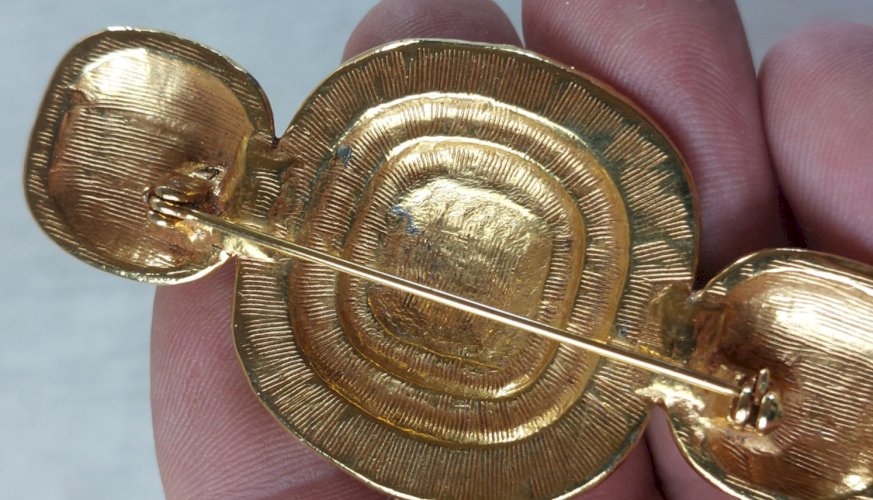 Ancienne belle broche style byzantine, en métal doré et émail noir