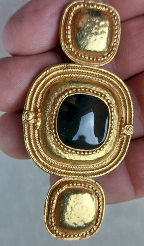 Ancienne belle broche style byzantine, en métal doré et émail noir