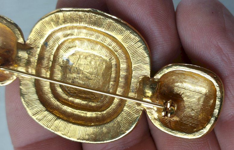 Ancienne belle broche style byzantine, en métal doré et émail noir