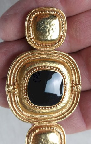 Ancienne belle broche style byzantine, en métal doré et émail noir