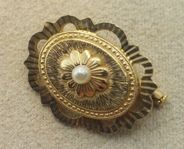 Antique beautiful brooch, Victorian, in gold-plated and pearl.