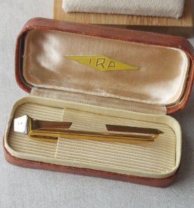 Ancienne belle pince à cravate, en métal doré, avec écrin, IRA ^