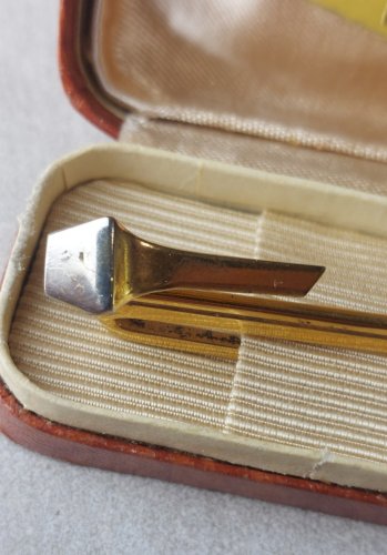 Ancienne belle pince à cravate, en métal doré, avec écrin, IRA ^