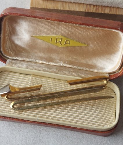 Ancienne belle pince à cravate, en métal doré, avec écrin, IRA ^