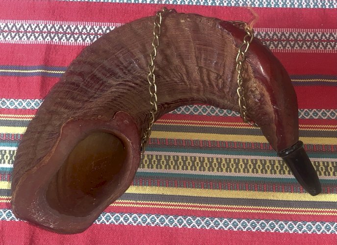 Ancienne belle trompe d'appel en corne de bélier couleur acajou