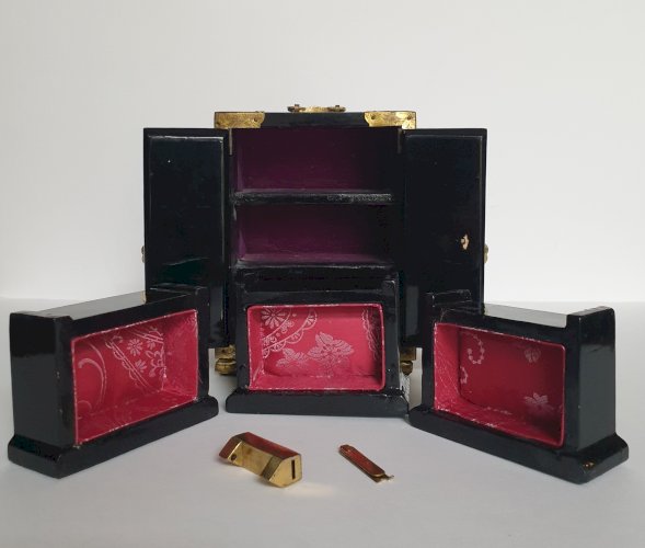 Ancienne boîte à bijoux chinoise en bois laqué noir, ornée de laiton et nacre