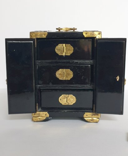 Ancienne boîte à bijoux chinoise en bois laqué noir, ornée de laiton et nacre