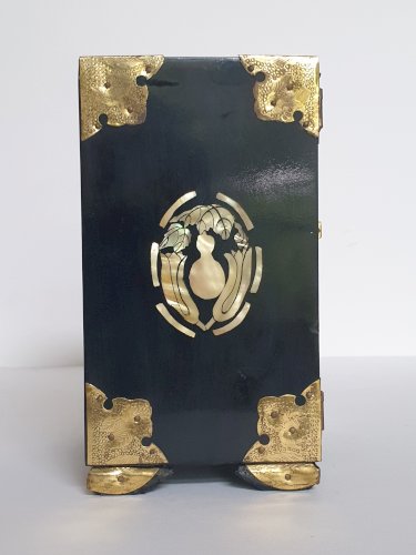Ancienne boîte à bijoux chinoise en bois laqué noir, ornée de laiton et nacre