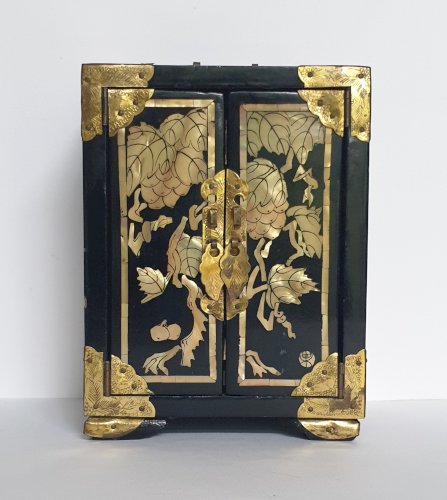 Ancienne boîte à bijoux chinoise en bois laqué noir, ornée de laiton et nacre