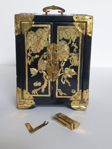 Ancienne boîte à bijoux chinoise en bois laqué noir, ornée de laiton et nacre