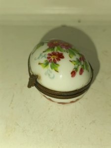 ancienne boite à bijoux en forme doeuf peint decor floral  en bon etat