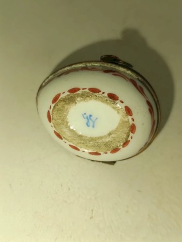 ancienne boite à bijoux en forme doeuf peint decor floral  en bon etat