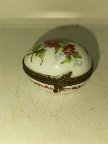 ancienne boite à bijoux en forme doeuf peint decor floral  en bon etat