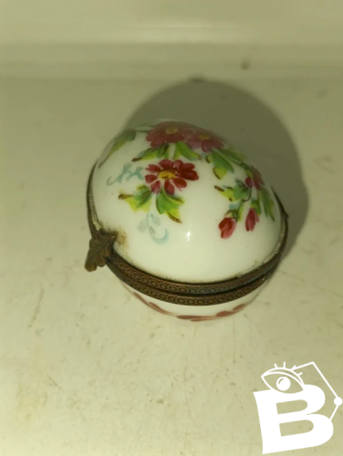 ancienne boite à bijoux en forme doeuf peint decor floral  en bon etat