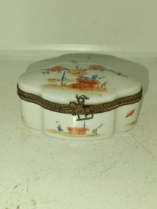 ancienne boite à bijoux en porcelaine signé LG 19eme siecle? en bon etat