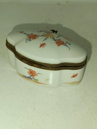 ancienne boite à bijoux en porcelaine signé LG 19eme siecle? en bon etat