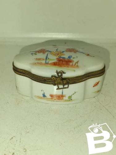 ancienne boite à bijoux en porcelaine signé LG 19eme siecle? en bon etat