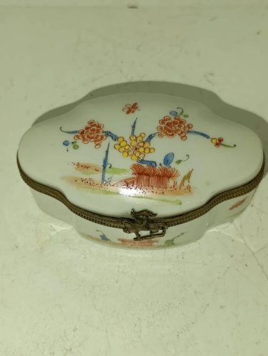 ancienne boite à bijoux en porcelaine signé LG 19eme siecle? en bon etat