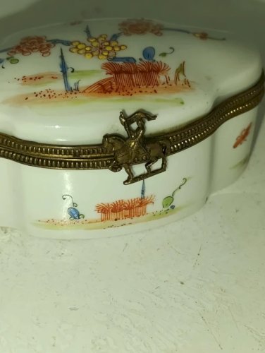 ancienne boite à bijoux en porcelaine signé LG 19eme siecle? en bon etat