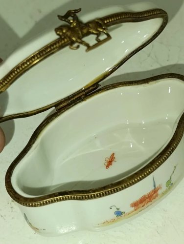 ancienne boite à bijoux en porcelaine signé LG 19eme siecle? en bon etat