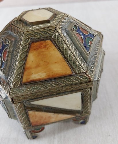 Ancienne boîte à bijoux marocaine / berbère, en cuivre