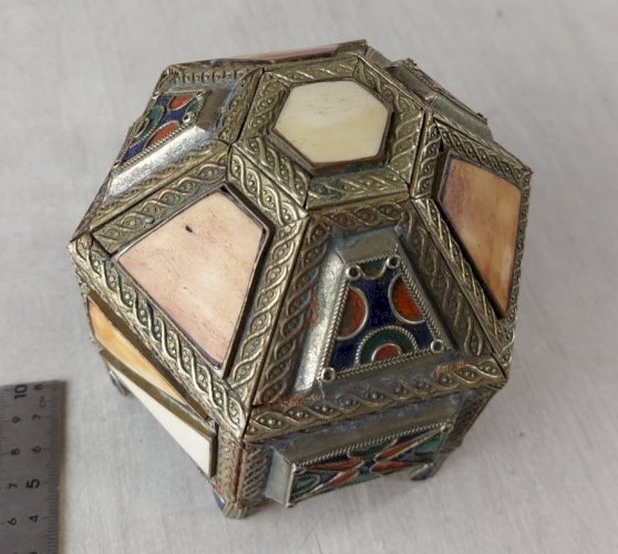 Ancienne boîte à bijoux marocaine / berbère, en cuivre