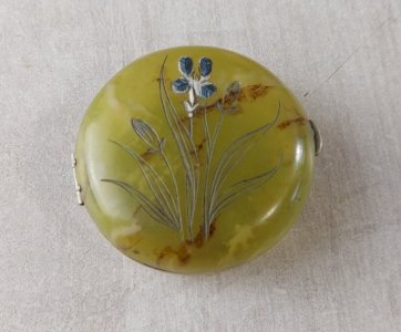 Ancienne boîte à bijoux / pilule / poudrier, en bakélite, décor fleurs