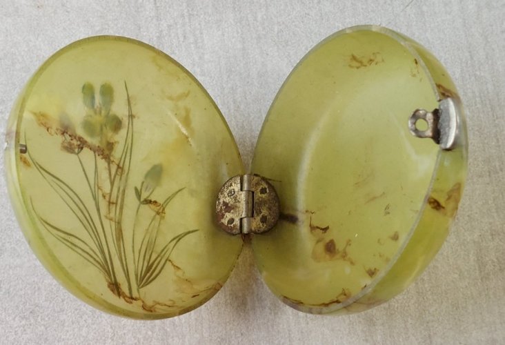 Ancienne boîte à bijoux / pilule / poudrier, en bakélite, décor fleurs