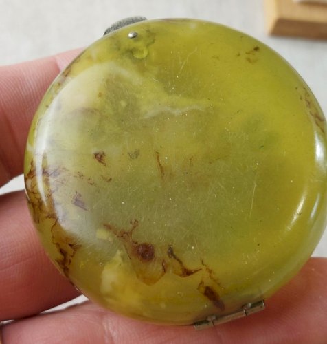 Ancienne boîte à bijoux / pilule / poudrier, en bakélite, décor fleurs