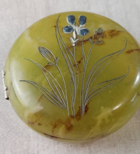 Ancienne boîte à bijoux / pilule / poudrier, en bakélite, décor fleurs