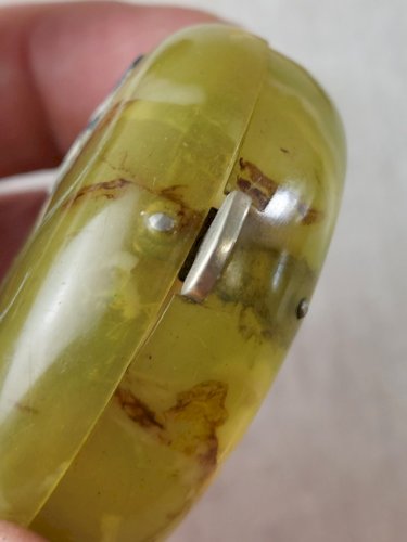 Ancienne boîte à bijoux / pilule / poudrier, en bakélite, décor fleurs