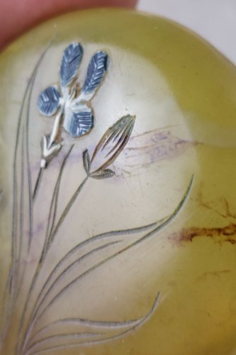 Ancienne boîte à bijoux / pilule / poudrier, en bakélite, décor fleurs