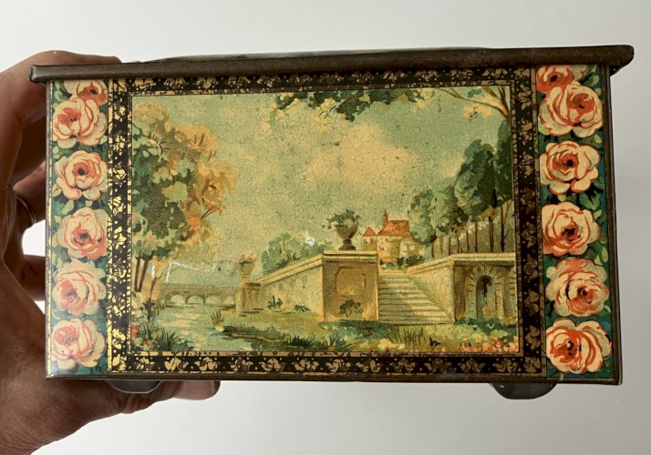 ancienne boite a biscuits en tole lithographiee decor scene galante romantique
