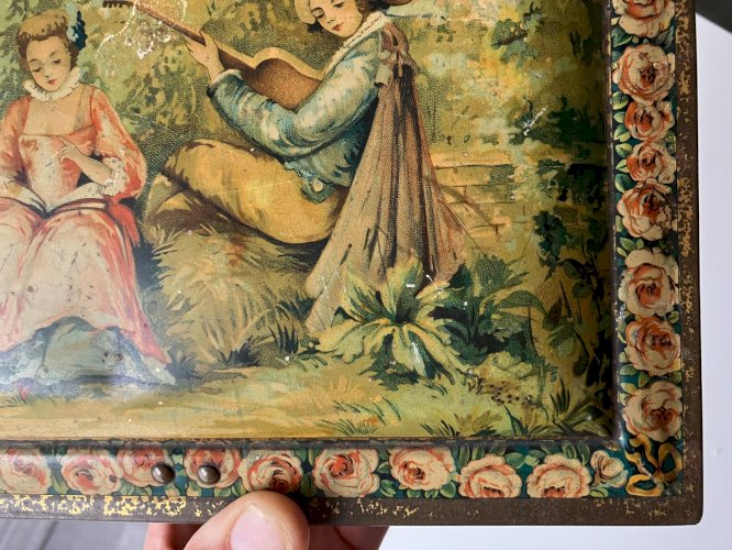 ancienne boite a biscuits en tole lithographiee decor scene galante romantique