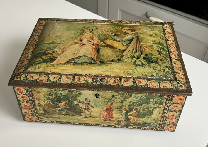 ancienne boite a biscuits en tole lithographiee decor scene galante romantique