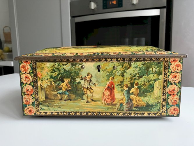 ancienne boite a biscuits en tole lithographiee decor scene galante romantique